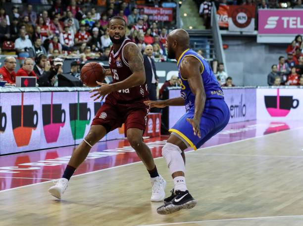 更加努力地 更加努力地